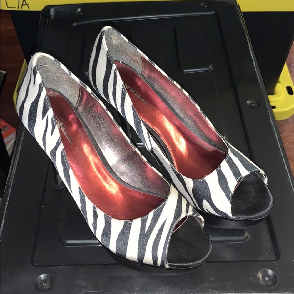 Peep toe pumps